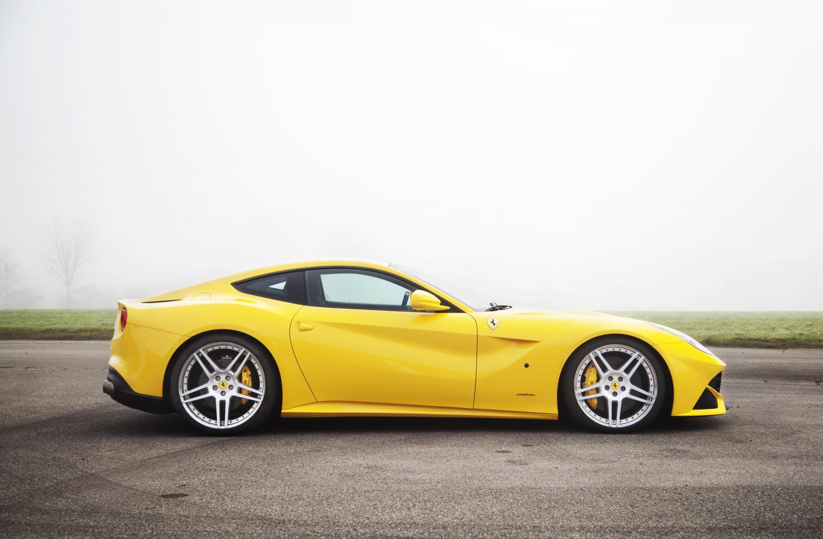 желтый спортивный автомобиль Ferrari F12 Berlinetta Wheelsandmore без смс
