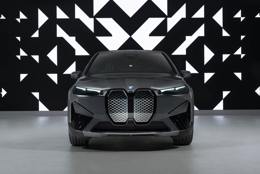 BMW at CES 2022. The BMW iX Flow featuring E Ink.